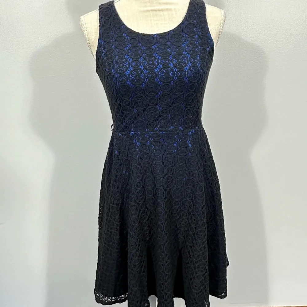 Lace overlay sleeveless skater dress size 1/2 - Picture 2 of 10